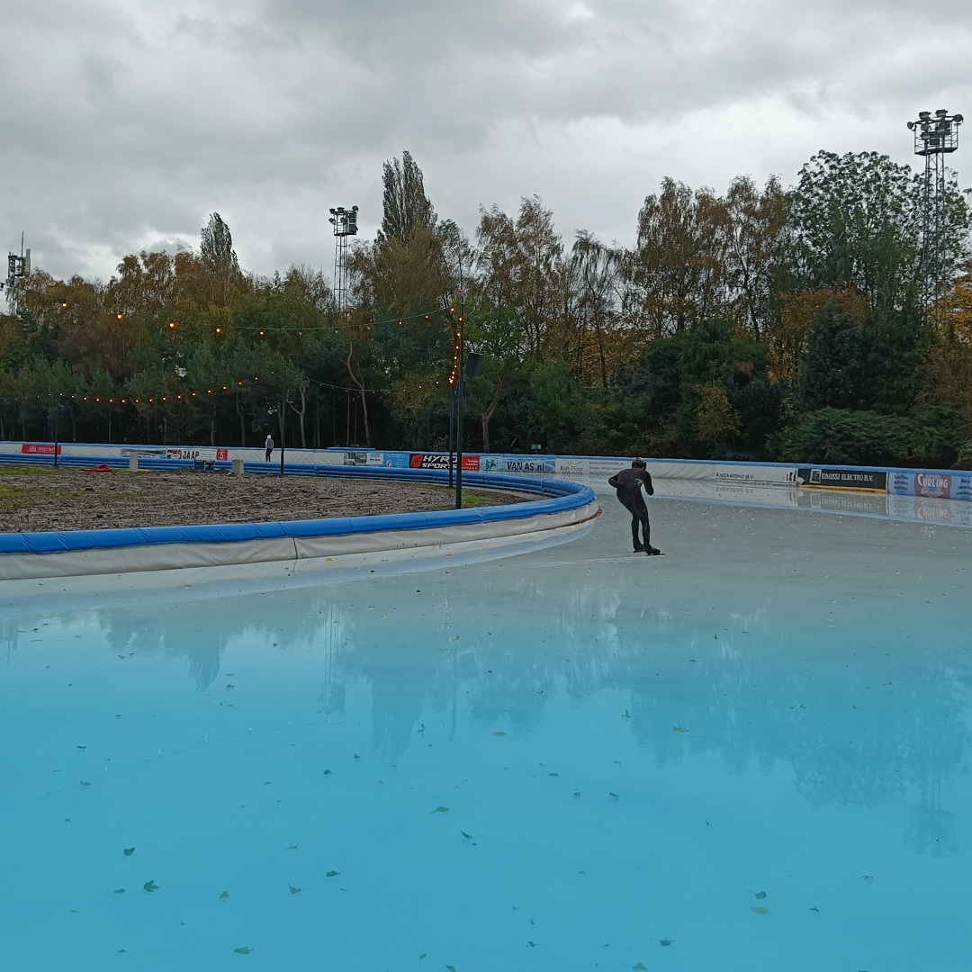 We zijn gewoon geopend vandaag! Herfststorm Ciarán zorgt er vooralsnog niet voor dat er niet meer geschaatst kan worden. 

Kom alleen naar de ijsbaan als je hier veilig kan komen!