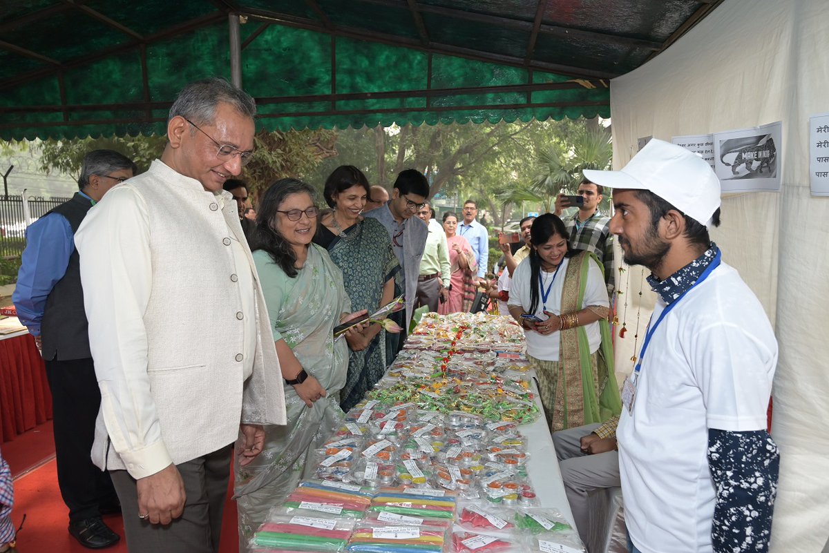 NCSIndia's tweet photo. Secretary of Ministry of Labour and Employment Arti Ahuja, Secretary of Water Resources, Debashree Mukherjee, and Secretary of MSDE - Atul Kumar Tiwari inaugurated and appreciated the captivating handcrafts.
@byadavbjp @Rameswar_Teli
#NCS #NCSCDA #Exhibition #Diwali https://t.co/NZUlJjNsYb