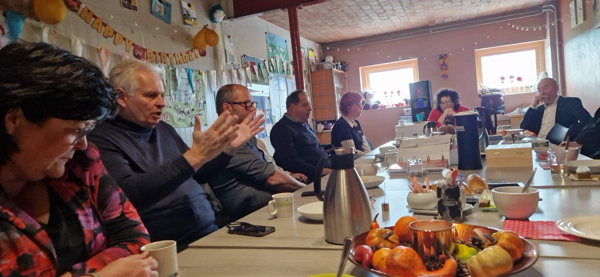 lientje1967's tweet photo. Gisteren hele dag gesproken over de zorg in Brabant. Eerst bij @philadelphiaNL in Tilburg, waar ik onder andere sprak met Jeffrey en Erik die begeleid wonen, daarna met Bas (fysiotherapeut) en Twan (werkzaam op afd oncologie in @Bernhoven) over tekorten in de zorg. https://t.co/RLxRrTxQA2