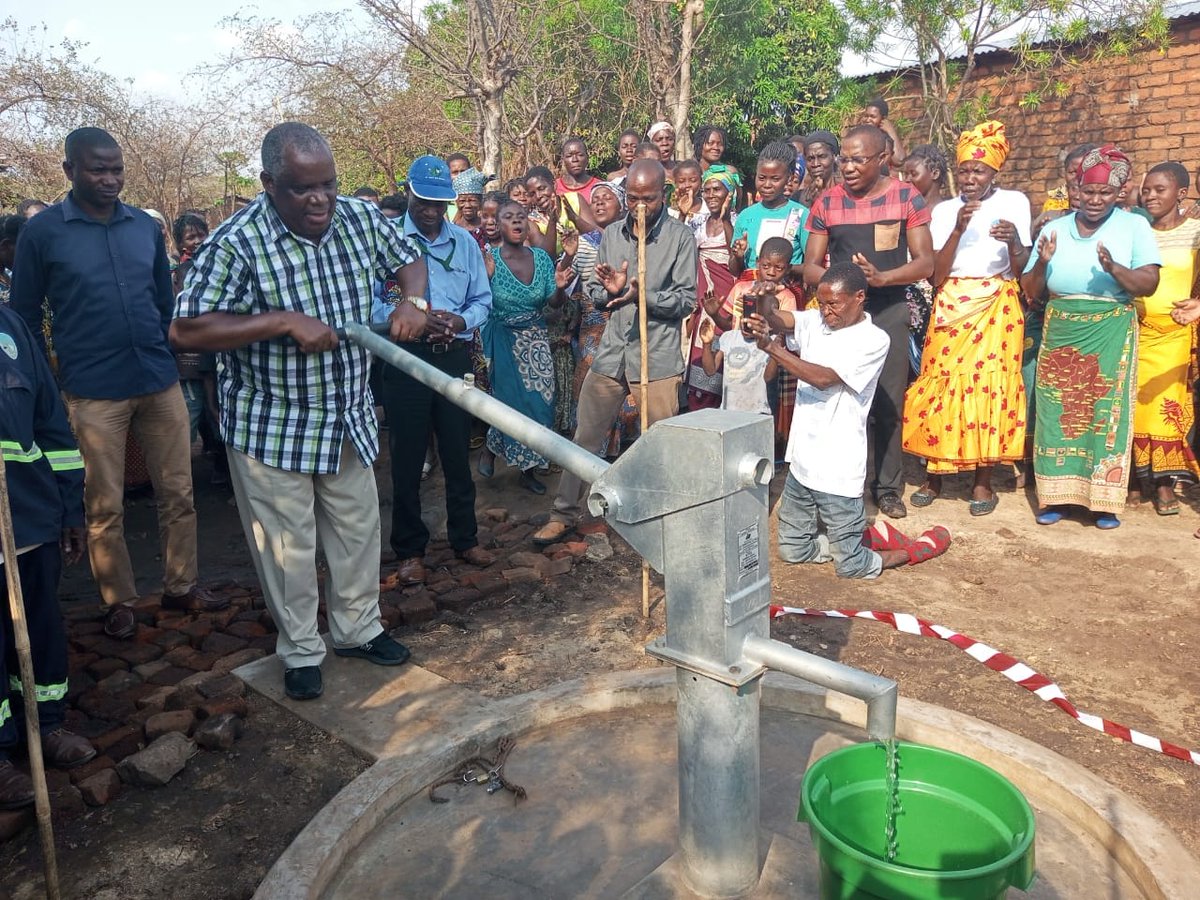 Suizanerafael's tweet photo. Edil do Municipio de Cuamba entrega furos de agua. Sao ao todo 10 furos em diversos bairros da urbe com financiamento do PDUL do Banco Mundial. #Cuamba #agua @BancoMundial #Niassa https://t.co/TcU0bnUkQE