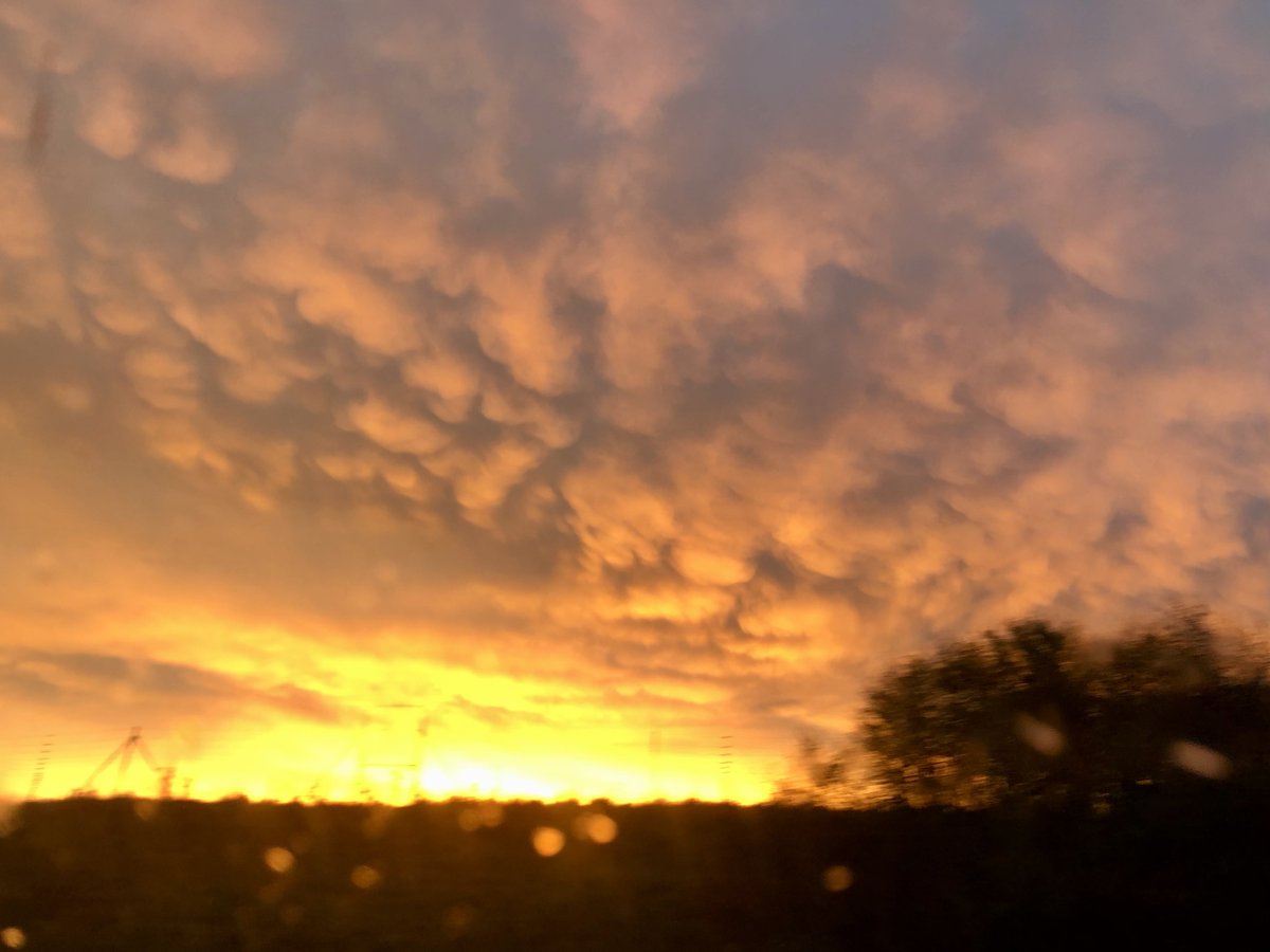 Gewitterjaeger's tweet image. Der "brennende" Himmel heute morgen über dem Alpenvorland sogar mit Mammatuswolken! 😯

Die Landschaft erstrahlte in goldenem Licht. 
#Morgenrot #sunrise #Wetter #schoenesgegendoofes