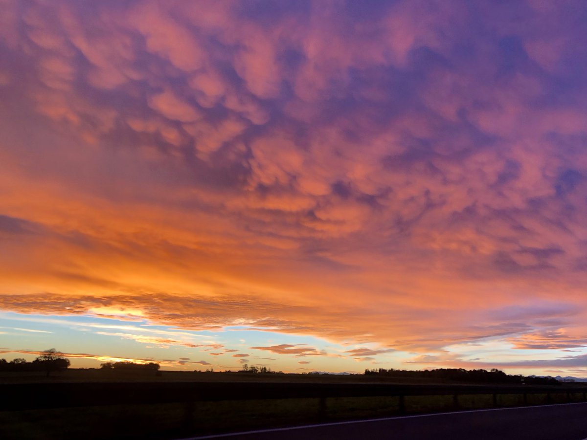 Gewitterjaeger's tweet image. Der "brennende" Himmel heute morgen über dem Alpenvorland sogar mit Mammatuswolken! 😯

Die Landschaft erstrahlte in goldenem Licht. 
#Morgenrot #sunrise #Wetter #schoenesgegendoofes