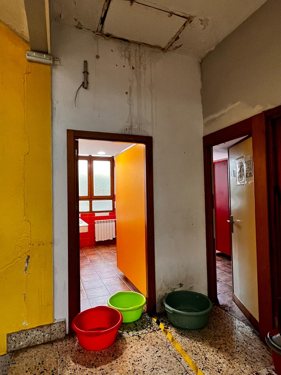 ppsiguenza's tweet photo. 📣El PP de Sigüenza denuncia el lamentable estado en el que se encuentra, hoy, nuestro Colegio Público.
⚠️Una situación indecente que requiere YA la actuación municipal y autonómica  para mantener un colegio público digno.
El Ayuntamiento de Sigüenza se olvida de los nuestros‼️ https://t.co/Ixndttq1l2