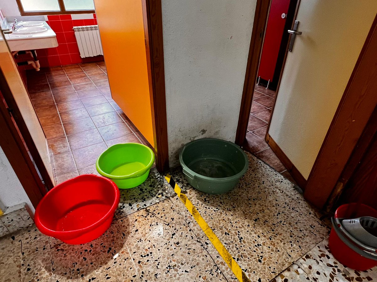 ppsiguenza's tweet photo. 📣El PP de Sigüenza denuncia el lamentable estado en el que se encuentra, hoy, nuestro Colegio Público.
⚠️Una situación indecente que requiere YA la actuación municipal y autonómica  para mantener un colegio público digno.
El Ayuntamiento de Sigüenza se olvida de los nuestros‼️ https://t.co/Ixndttq1l2