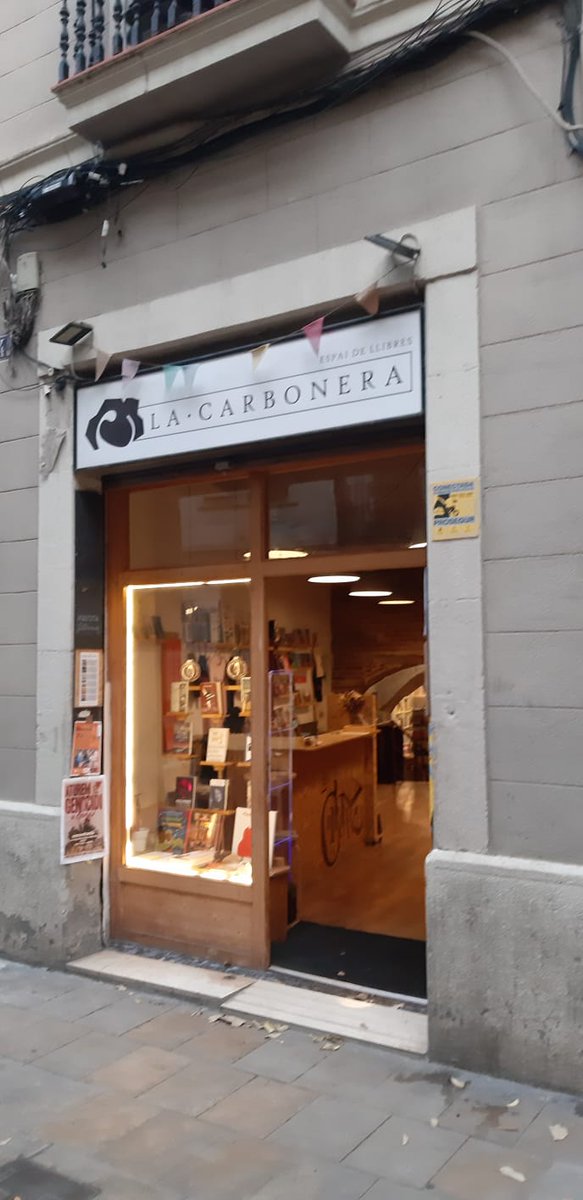 Neus_Rafols's tweet photo. A la llibreria de @_LaCarbonera del #Poblesec ens ajuden a recolllir recursos per restaurar  la #Maternitat d'Elna en la campanya de l' @AssAMELNA. Si hi voleu col.laborar, allí hem deixat una guardiola! @MairieElne

Exemples campanya:  https://t.co/vkZCevxTCI https://t.co/UrcbIyb5sd