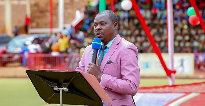 cosesona1's tweet photo. #Burundi Le discours de la part des  #enseignants a été prononcé par @VictorNdabaniwe  président de la  famille des Syndicats réunis dans @cosesona1 . https://t.co/QAbVBzhtcS