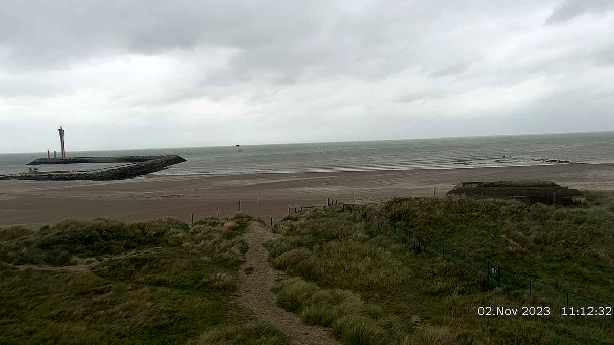 KVS_Hydro's tweet photo. The sea in Ostend may look calm on our webcam, but our sensors out at sea are telling a different story... 9Bft and 125km/h measured 30km out at sea, and our @meteobenl forecasters are predicting this may rise even further around lunchtime. @agentschapMDK  #StormCiaran https://t.co/ZtbrxymzG4