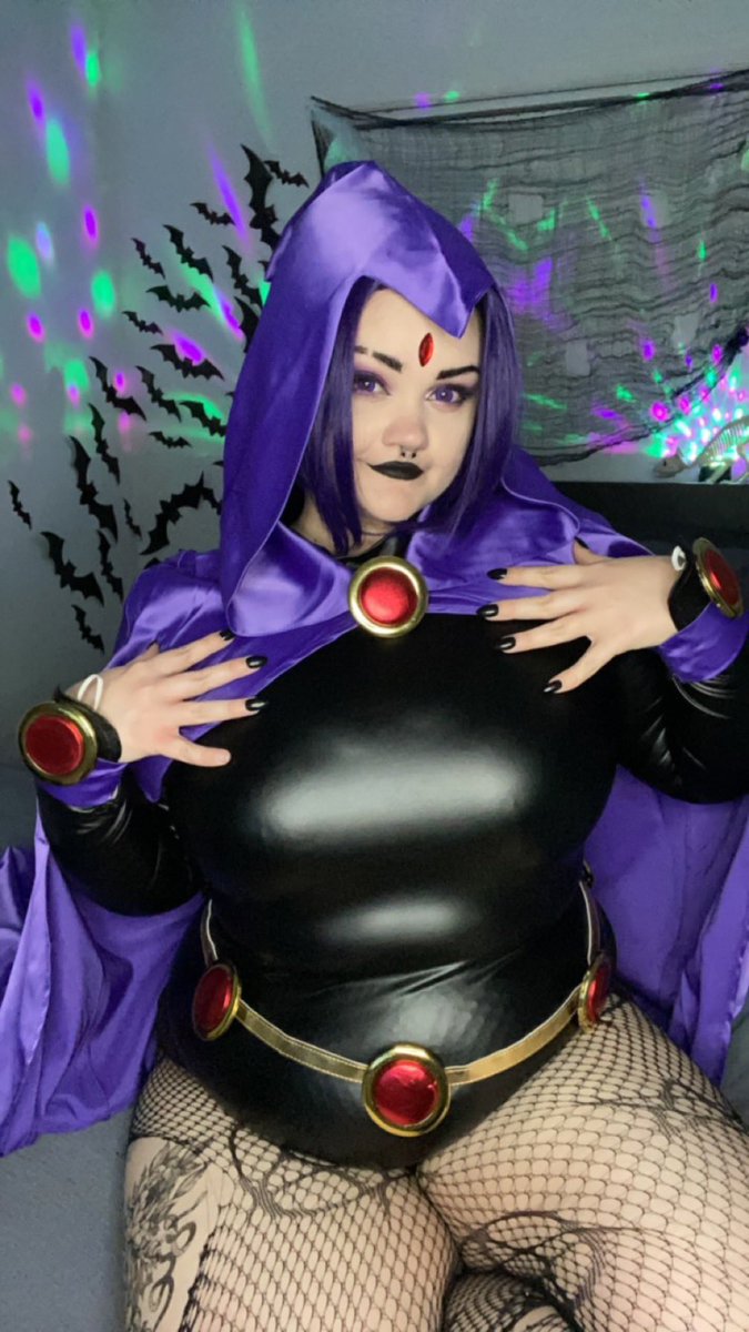 fruitcupjpg's tweet photo. Let’s pretend I didn’t loose a nail lol 
Happy #Halloween !! Enjoy my Raven cosplay from teen titans!! https://t.co/xbeodTeB2a