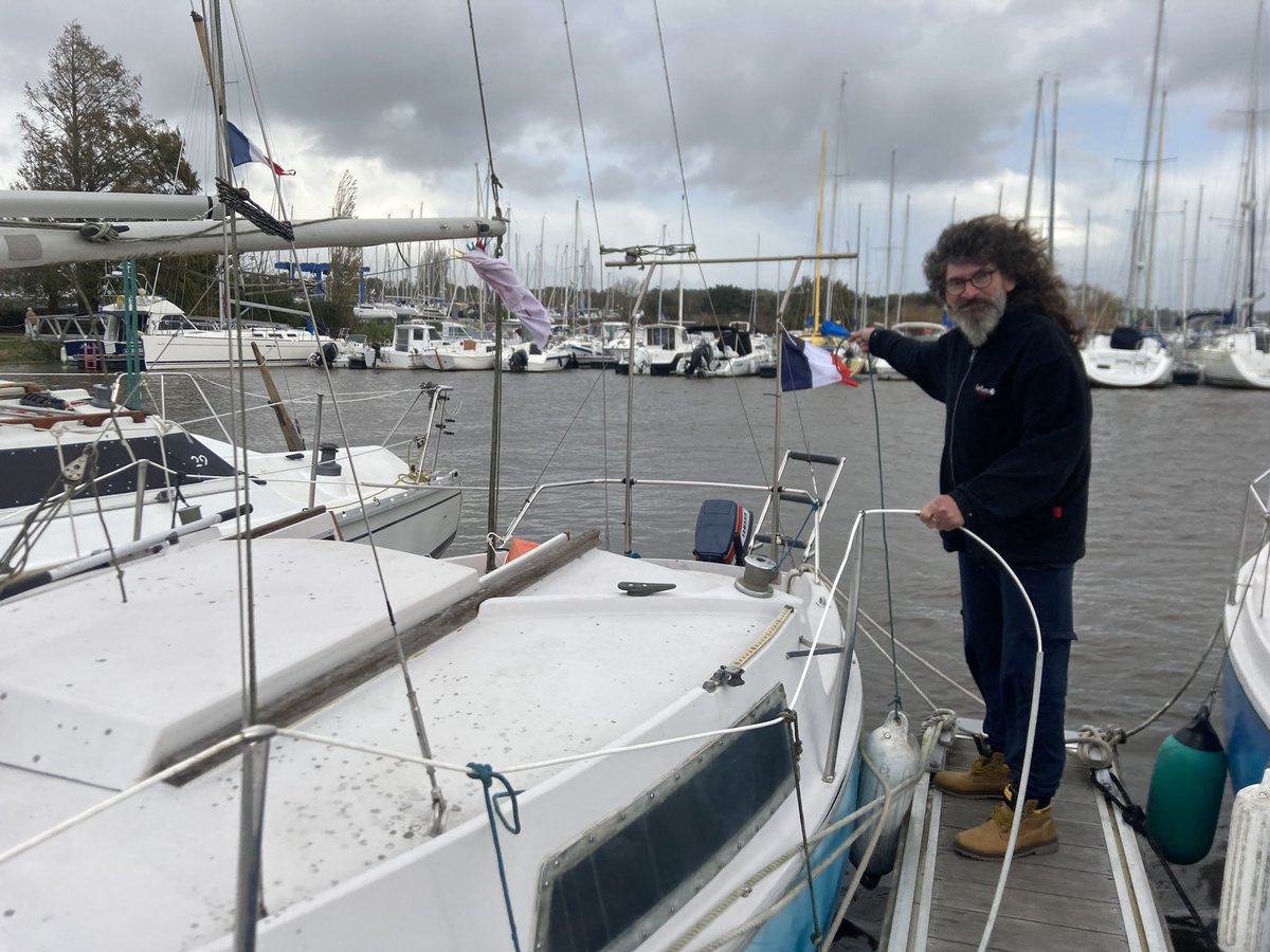 TelegVannes's tweet photo. A #Arzal, D’joh Vildy, plaisancier venu de Bourgogne, a passé une nuit agitée dans son petit bateau nommé «Tranquille», dont il avait avait pris soin de doubler les amarres en vue du passage de la #TempeteCiaran. Pas de casse à signaler au port, seulement qlq voiles déroulées https://t.co/cL9paZrsOh