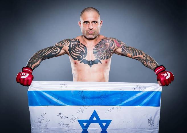 IslamMediaFR's tweet photo. 🇮🇱 FLASH - Haim Gozali, combattant de MMA israélien, a inscrit les noms de Khabib Nurmagomedov, Belal Muhammad, Islam Makhachev et Khamzat Chimaev sur un missile destiné à la Palestine.

▪️ “De ma part pour les rats 🐀” https://t.co/aTAvA661sk