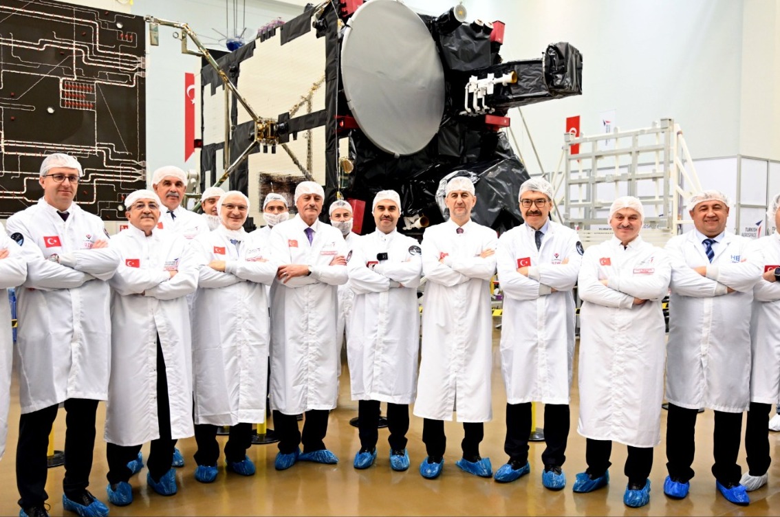Tubitak's tweet photo. Türksat 6A'nın güneş panelleri açılım testleri başarıyla tamamlandı! 🛰️

🇹🇷 @tubitakuzay koordinasyonunda geliştirilen Türksat 6A, ülkemizin ilk yerli ve milli haberleşme uydusu.

🌌 Önümüzdeki yıl yörüngesine fırlatılacak.

🌍 30 bin kilometrenin üzerinde bir alanda hizmet sunacak.

👏 Tam bağımsız Türkiye hedefiyle Türksat 6A; haberleşme uydusu olan ender ülkelerden biri olmamızı sağlayacak.

📌 @TCSanayi 📌 @TUSAS_TR 📌 @aselsan 📌 @CTechBilisim

https://t.co/V4tPfFsI1f