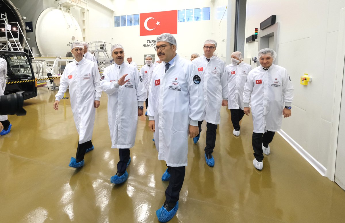 Tubitak's tweet photo. Türksat 6A'nın güneş panelleri açılım testleri başarıyla tamamlandı! 🛰️

🇹🇷 @tubitakuzay koordinasyonunda geliştirilen Türksat 6A, ülkemizin ilk yerli ve milli haberleşme uydusu.

🌌 Önümüzdeki yıl yörüngesine fırlatılacak.

🌍 30 bin kilometrenin üzerinde bir alanda hizmet sunacak.

👏 Tam bağımsız Türkiye hedefiyle Türksat 6A; haberleşme uydusu olan ender ülkelerden biri olmamızı sağlayacak.

📌 @TCSanayi 📌 @TUSAS_TR 📌 @aselsan 📌 @CTechBilisim

https://t.co/V4tPfFsI1f