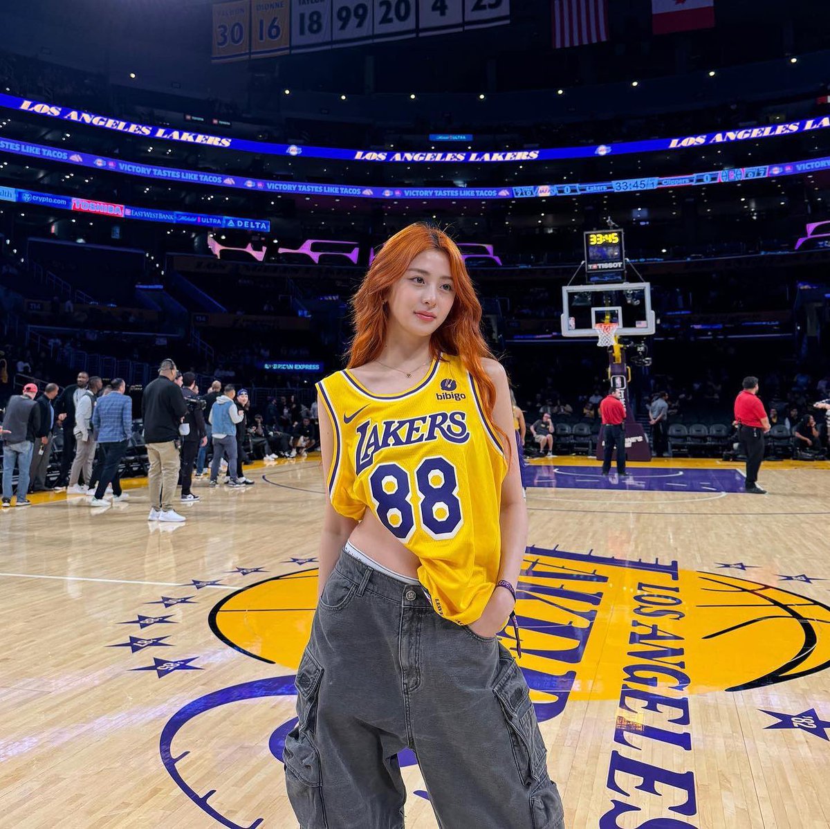 Jeneissente's tweet photo. Taking pictures in the middle of the basketball court was something I never thought I needed. https://t.co/ypZJsZQZ9y
