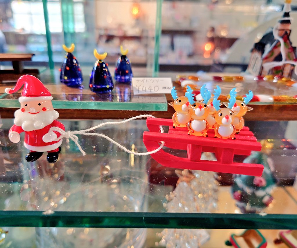 kurokabeglass33's tweet photo. 品出ししようと思ってフロア出たら
めっちゃトナカイ乗せられてる🤣💦
誰、こんなにおとぼけトナカイ乗せたの🤣ソリにもいたし😂
どんだけ、このトナカイ好きなん😂💦写真撮ってもた📸
割れ物だから商品で遊ばないで😂🙏😂💦 https://t.co/cw3NMmfXad