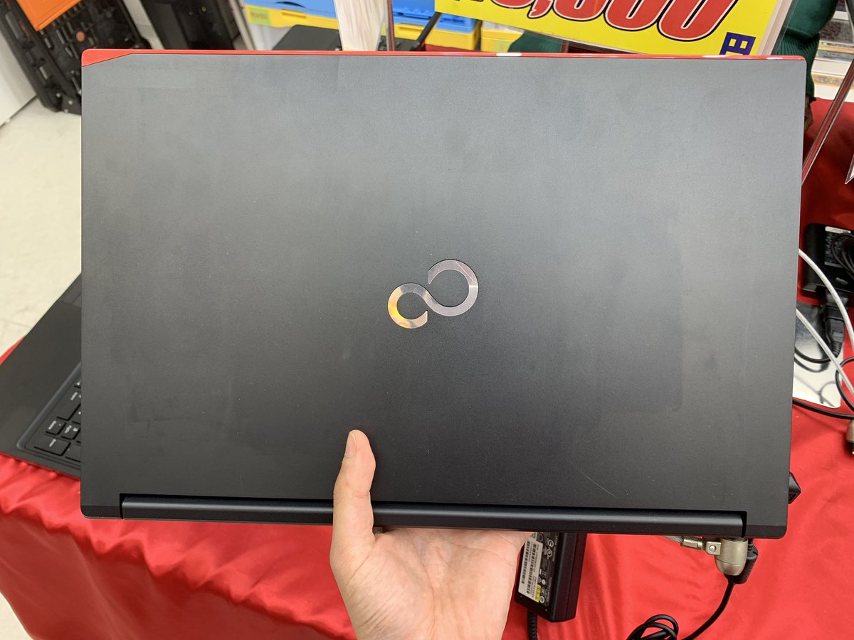 PCcomfullAKB4's tweet photo. 今週の秋葉原4店舗共通セール!
②【LIFEBOOK A577/R】
定番の大人気スタンダードノート A577!今回はIPSのFullHD液晶搭載モデルが入荷✨
安定のメモリ8GB、256GB(SSD)の構成に、DVDドライブやカメラもしっかり装備!基本的な動作はもちろん、リモートにも👌
各店8台限定!
#富士通 #LIFEBOOK #A577 https://t.co/6y6mFaTow0