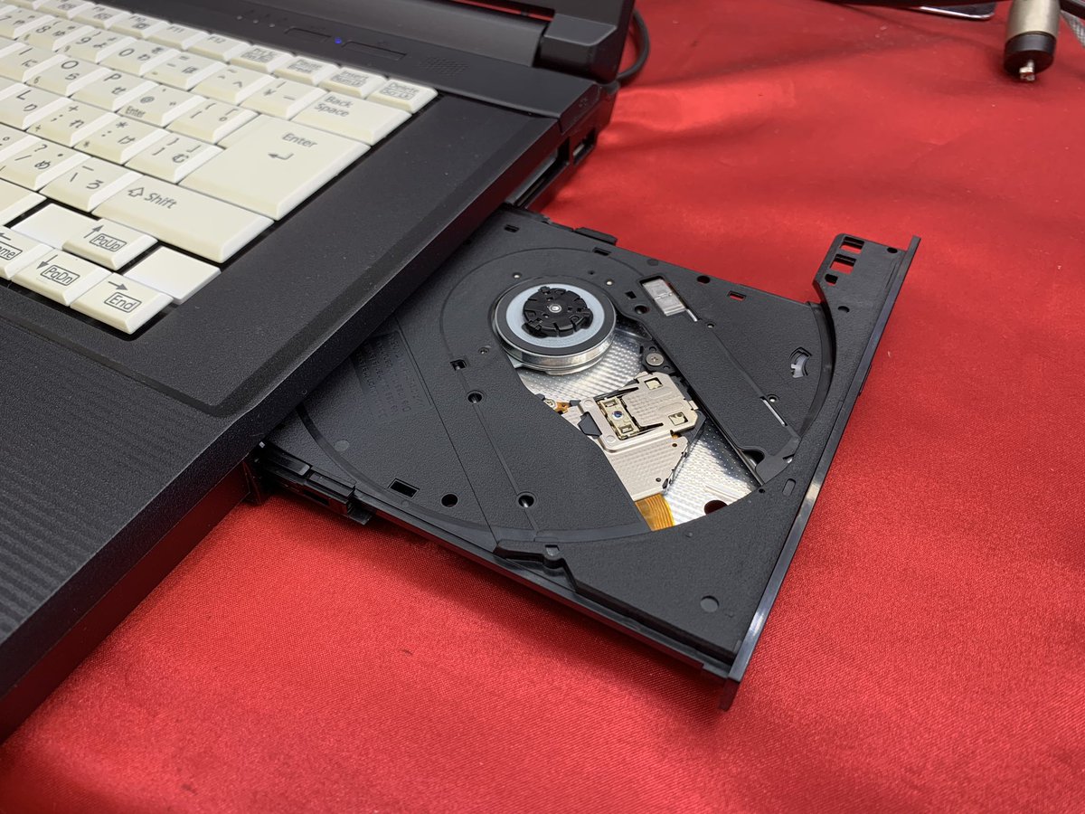 PCcomfullAKB4's tweet photo. 今週の秋葉原4店舗共通セール!
②【LIFEBOOK A577/R】
定番の大人気スタンダードノート A577!今回はIPSのFullHD液晶搭載モデルが入荷✨
安定のメモリ8GB、256GB(SSD)の構成に、DVDドライブやカメラもしっかり装備!基本的な動作はもちろん、リモートにも👌
各店8台限定!
#富士通 #LIFEBOOK #A577 https://t.co/6y6mFaTow0