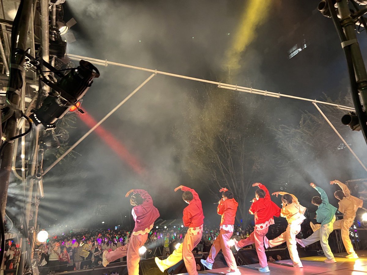 supafuru_info's tweet photo. 学園祭ツアー2023
￣￣￣￣￣￣￣￣￣
成城大学ありがとうございます！
1曲目から盛り上がり最高でした✌︎︎✌︎︎

夜の学園祭！
僕達にとっても特別な時間になりました🍎🍊🍋🍈🍑🍇🥥

#スパフル https://t.co/BXlEZUZLAY