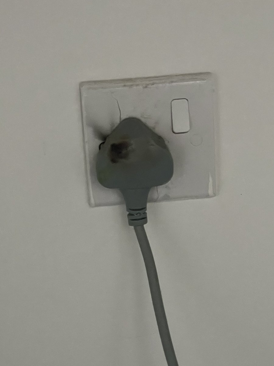 chantelthompso2's tweet photo. @AppliancesCandy please can you contact me - your appliance could have started a house fire https://t.co/1DemMEKWRW