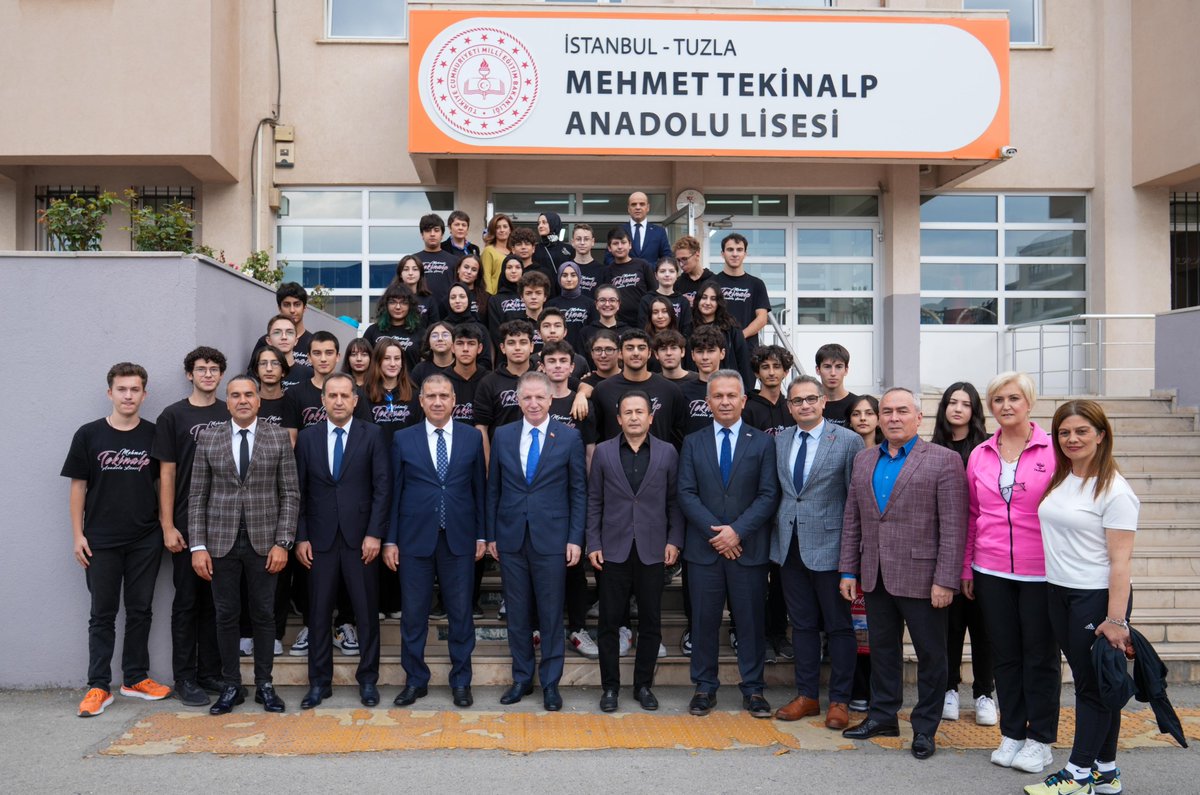 Valimiz <a href="/gul_davut/">Davut GÜL</a>, Mehmet Tekinalp Anadolu Lisesi'ni ziyaret ederek yürütülen çalışmalar hakkında yetkililerden bilgi aldı. 

Vali Gül'e, Tuzla Kaymakamı Ümit Hüseyin Güney ve Belediye Başkanı Şadi Yazıcı eşlik etti.