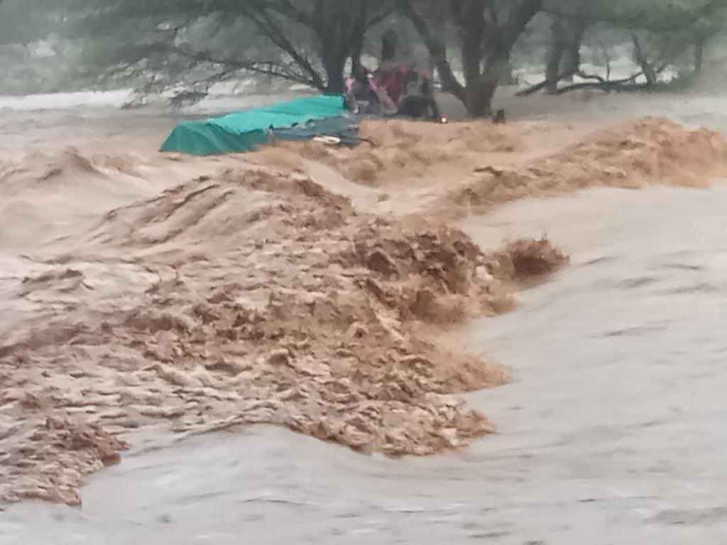 volcaholic1's tweet photo. 🌊 Rescue operation underway in Samburu, #Kenya as flash flooding continues in the region. This is at Learat river where a lorry was swept away....
https://t.co/8RewOgIDwP