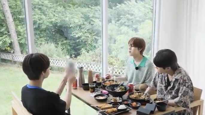 nooyorker's tweet photo. thinking abt how we’ve only seen like 2% of the cute sunoo videos that jungwon has locked away in his phone https://t.co/wsvASvrCJw