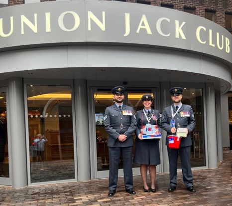 unionjackclub's tweet image. It's one of our favourite days today when Members use the Club as their London home while on #GetYourPoppy duty at Waterloo. Thanks to Sgt Adam Phipps, Sgt Jo Brady and Sgt Chris Hall for the piccie! Good luck and there'll be more pitures to  follow! #LestWeForget