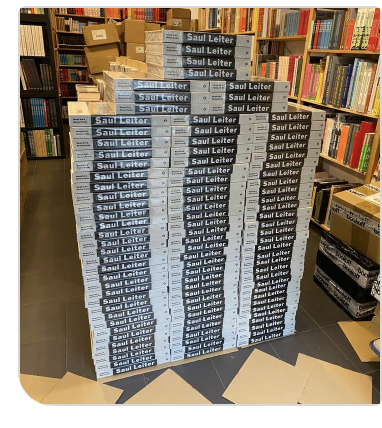 KBookoff's tweet photo. Czasem, gdy pracy mamy mnóstwo (we wtorek dotarła do nas dostawa składająca się z 12 dużych palet) i nie wiemy w co ręce włożyć, dla relaksu budujemy z książek różne modele... 🏗️

Czy podoba się Wam nasz Pałac Kultury i Nauki zbudowany z albumów "Saul Leiter : The Centennial Retrospective". 

Jak wskazuje nazwa albumu, skala modelu to 1:100 🏙️

Link do albumu: https://t.co/fVugAtuKKu

#Warsaw #books #BooksWorthReading #ksiazkowemole #bookoff #bookstore #bookstagram