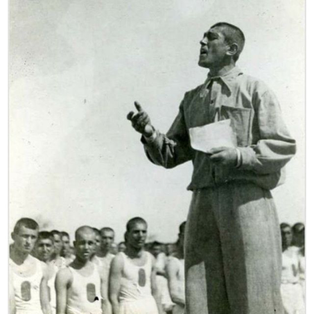 AtticusJazz's tweet photo. "Zwangsverwestlichung!" dürften jetzt die Anhänger der antiwestlichen #PostcolonialTheory Bewegung ausrufen, wenn sie von mir erfahren, was dieses Foto zeigt. Auf dem Bild ist ein junger türkischer Bauer in den Vierziger Jahren zu sehen, wie er seinen Klassenkameraden Verse von William Shakespeare vorträgt.

Hintergrund:

Die junge Türkische Republik brauchte nach deren Gründung im Jahr 1923 dringend Lehrerinnen und Lehrer, die das rückständige Anatolien alphabetisieren sollten, weil damals nur rund 3% der Bevölkerung lesen und schreiben konnte. 

Da die Zahl der Lehrerinnen und Lehrer aus der Stadt für diese Herkulesaufgabe nicht einmal annähernd ausreichen konnte, wurden die sogenannten Dorfinstitute (“Köy enstitüleri”) ins Leben gerufen. Die Idee war, talentierte Kinder und Jugendliche aus Anatolien – also von der Landbevölkerung selbst – von klein auf für den Lehrerberuf zu qualifizieren, um Anatolien zu alphabetisieren und zu zivilisieren. Unterrichtet wurden ganz gewöhnliche Schulfächer wie Mathematik, Physik, Sprache und Geschichte. Darüber hinaus wurden den Kindern und Jugendlichen die schönen Künste aber auch praktische Fächer wie Landwirtschaft und Handwerk beigebracht. Ganz beliebt war das Musizieren aber auch Folkloretänze und Theateraufführungen.

Sehr wichtig: Die jungen Menschen wurden überhaupt nicht "zwangsverwestlicht", sondern zivilisiert. Sie erfuhren wesentlich mehr über die reichhaltige türkische Kultur, als dies zuvor der Fall war aber eben auch von Romanen und Theaterstücken der Weltliteratur.

Die Dorfinstitute existierten ab 1940 und haben einen enorm wichtigen Beitrag bei der Alphabetisierung und Bildung des türkischen Volkes geleistet. Der Grund, weshalb sie verschwunden sind, hat politische Gründe, was mindestens aus heutiger Sicht äusserst bedauerlich ist. Am Ende des Zweiten Weltkrieges und zu Beginn des Kalten Krieges hatte Stalin den Wunsch, in Kars, Artvin, Ardahan und beim Bosporus militärische Stützpunkte zu errichten, weshalb der Nachfolger Atatürks, Ismet Inönü, die USA um militärische Unterstützung gebeten hatte. Diese war dazu bereit, setzte aber ein Mehrparteiensystem voraus und es sollten auch angeblich stalinistisch anmutende Aktionen des türkischen Staates – namentlich die Dorfinstitute – abgeschafft werden. Die Türkische Republik befolgte diese Wünsche. Im Jahr 1954 wurden die Dorfinstitute von der konservativen Regierung von Adnan Menderes, die dank des neu eingeführten Mehrparteiensystems an die Macht gekommen war, abgeschafft und in Lehrerseminare umgewandelt.

Nieder mit dem #Postkolonialismus!