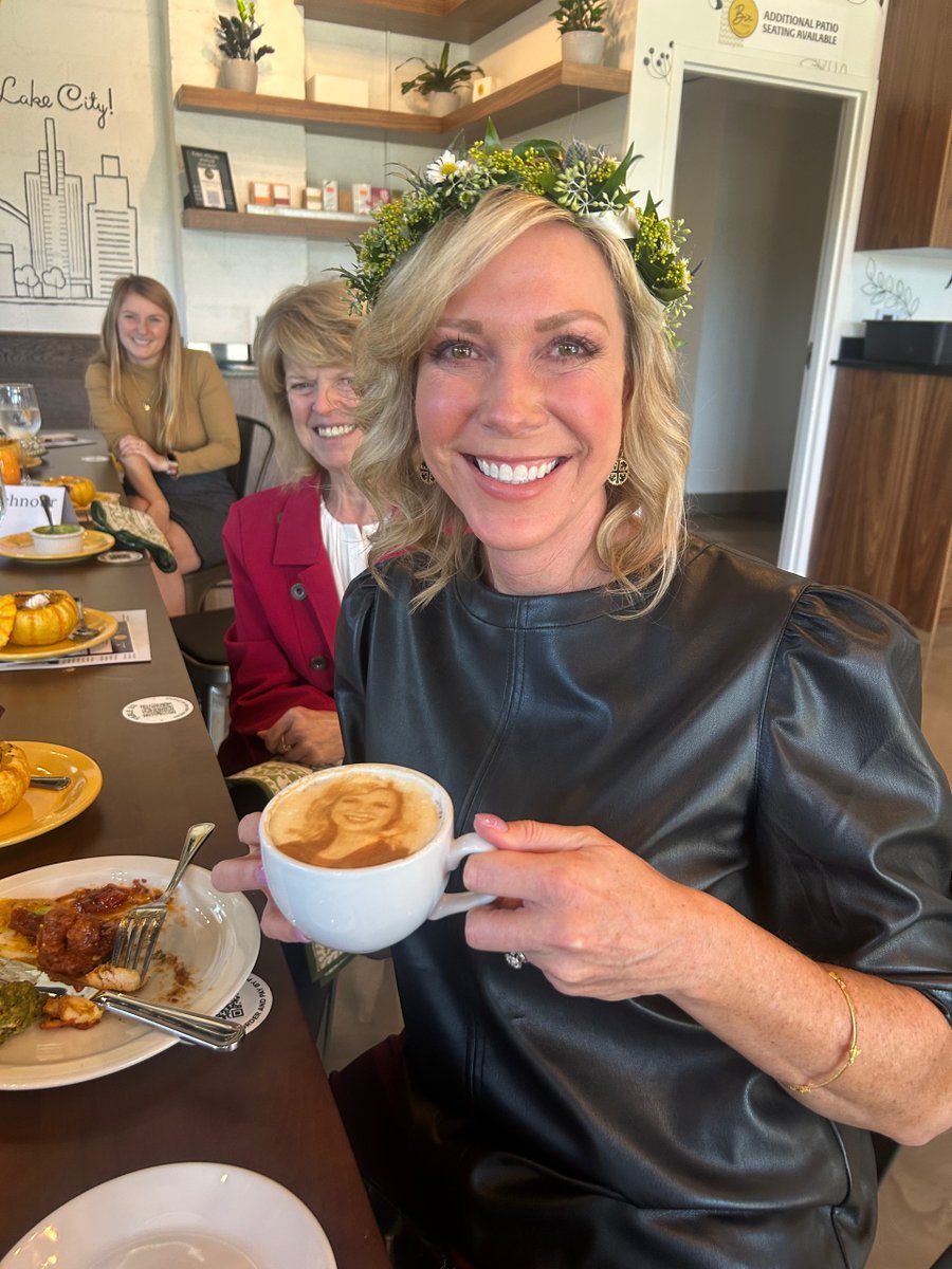 Congratulations @acovington77, Chief Corporate Affairs Officer of The Larry H. Miller Company @lhmcompany, on being chosen as @slchamber newest #ATHENA Leadership Award Winner. 

Photo: courtesy of Pat Jones.
#athena #slchamber #wli #womeninleadership