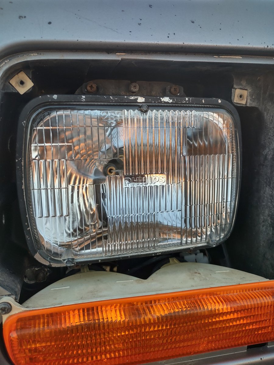 Uhm.. back to halogen I guess 😑 The HE headlights started shorting out.
#jeepxj #jeepbuilds #jeepxjbuilds #jeepmods #jeepoffroad #xj #reddirtjeeps #oklahomajeeps #tonysgreen4x4thing #tonysautoworksandoffroad #trailrated #jeep #cherokee #jeepcherokeexj #overland #overlanding