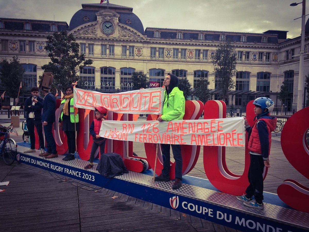 [CycloTour]
Coup d'envoi hier à Toulouse du CycloTour de <a href="/LaVoieEstLibre_/">La Voie Est Libre</a> !
🚴‍♀️🎉Les militant·es étaient au rendez-vous pour promouvoir une alternative à l'#A69 dans une ambiance festive et joyeuse !
