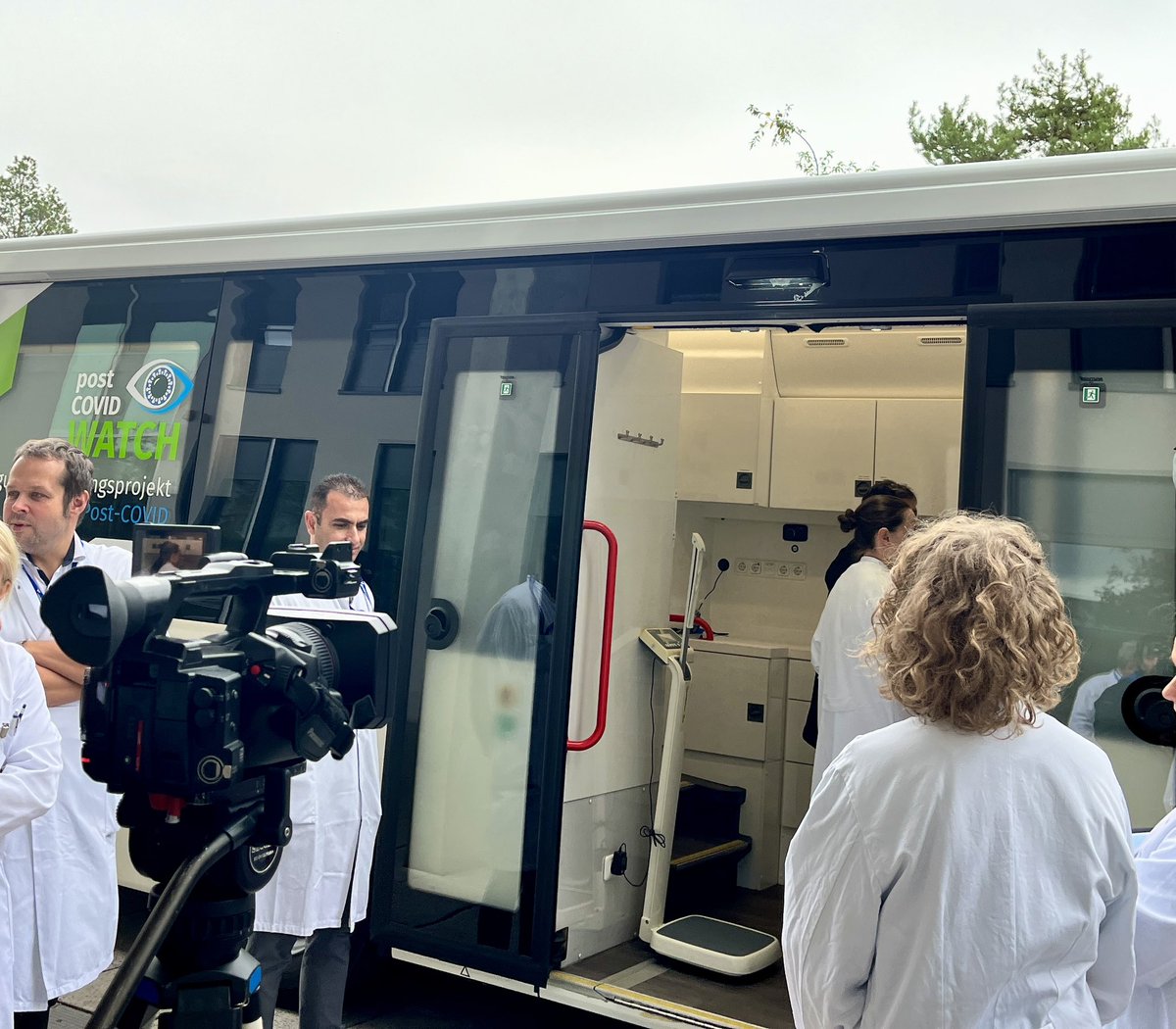 Heute wird das Projekt vorgestellt, ab Montag geht der Bus auf Tour. 
Besonders hervorzuheben sind die sektorenübergreifende Zusammenarbeit und die Kombination aus vor-Ort-Intervention &amp; Telemedizin, wie Videosprechstunden, Training mittels einer speziellen App, Webinare