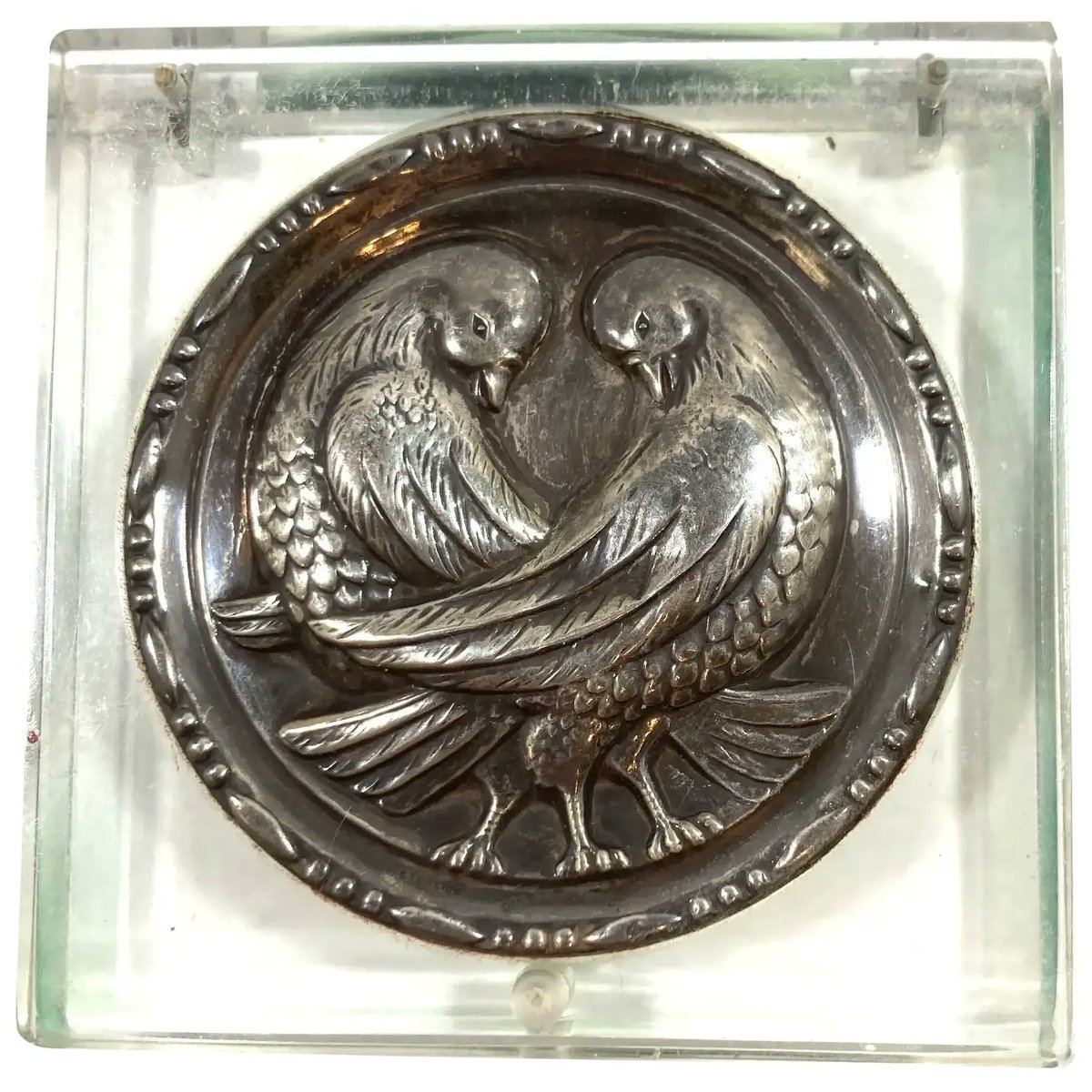 ClarasJewelry's tweet photo. Repousse Sterling Silver Love Birds Clear Lucite Square Powder Compact 1940s
#rubylane #vintage #retro #sterlingsilver #lucite #compact #vanityitems #jewelry #collectibles #giftideas #jewelryaddict #vintagebeginshere #fashionista #diva #glam
https://t.co/KSdsa7Xjyh https://t.co/No3nF5ET9x