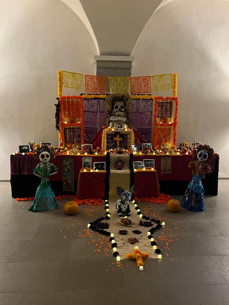 EmbaMexFra's tweet photo. Fête des Morts à #Lyon. Le Consul honoraire du Mexique, Emmanuel Arabian, était présent au vernissage de l'exposition organisée par @Rizomarte et le @iclyonhoteldieu. L'offrande traditionnelle et colorée a été réalisée en coordination avec des artistes 🇲🇽 de #Taxco, #Guerrero. https://t.co/ymmPno7qmO