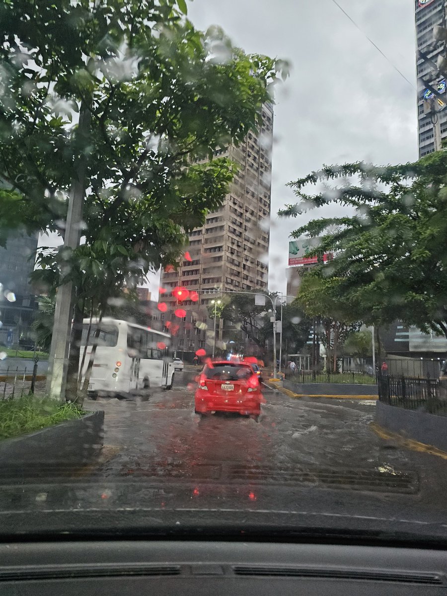 3l_6ato's tweet photo. Lluvia, trafico, inundaciones y caos
..caracas colapsada desde las 6am..
#NoSalgas https://t.co/8zWWTBu4j2