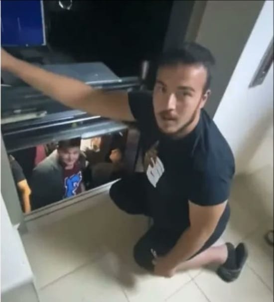 Konya'da Üniversite okuyan öğrenci arkadaşlarımız, asansörün tamir edilmesi için kaç kere söylediklerini belirtmelerine rağmen, gerekli önlemler alınmamıştır.

"Canımız bir asansör halatına bağlı yaşamak istemiyoruz! " Diyen sıra arkadaşlarımızın yanındayız. 

#Konya #kyk