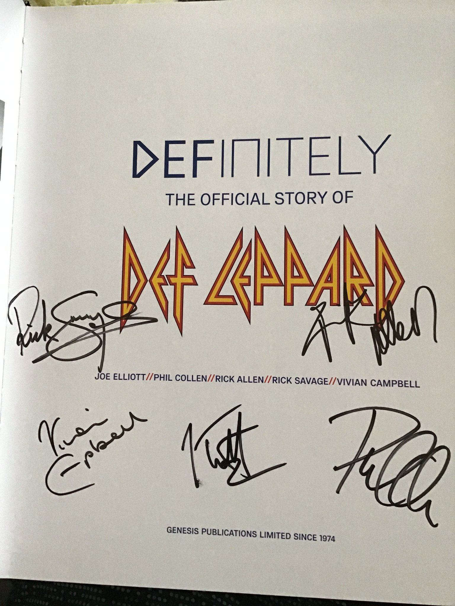 KISSとDef Leppardの共同サイン入り写真と証明書 KISSとDef Leppardの