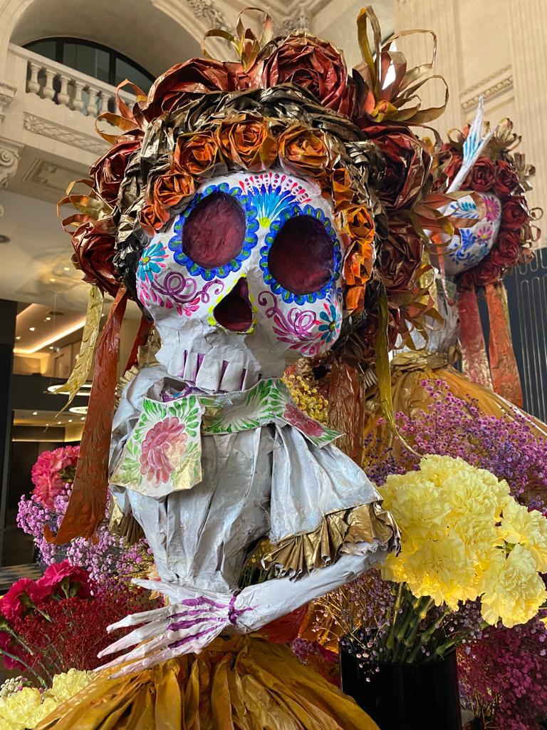 EmbaMexFra's tweet photo. #DiaDeMuertos en #Lyon. Emmanuel Arabian, Cónsul honorario de México, estuvo presente en la inauguración de la exposición organizada por @Rizomarte y el @iclyonhoteldieu. La tradicional y colorida ofrenda fue elaborada en coordinación con artistas mexicanos de #Taxco, #Guerrero. https://t.co/6qOscda5EN