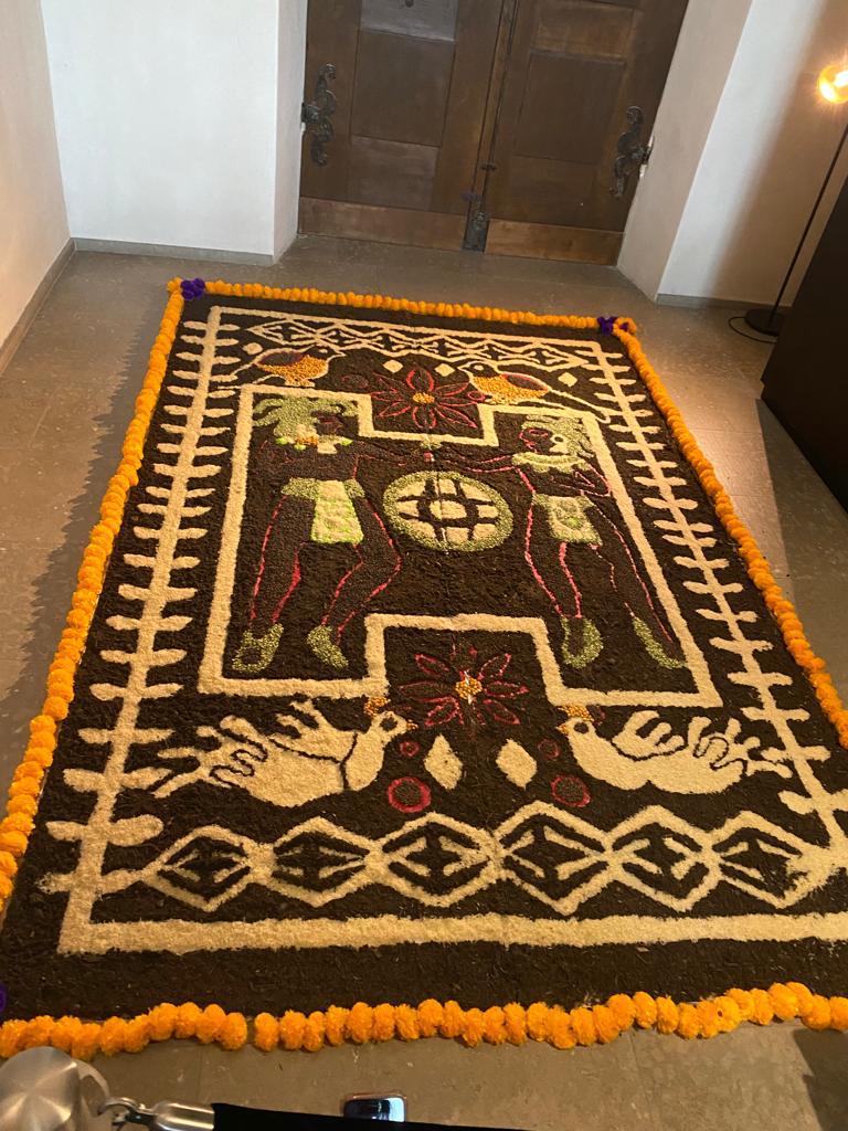 EmbaMexFra's tweet photo. #DiaDeMuertos en #Lyon. Emmanuel Arabian, Cónsul honorario de México, estuvo presente en la inauguración de la exposición organizada por @Rizomarte y el @iclyonhoteldieu. La tradicional y colorida ofrenda fue elaborada en coordinación con artistas mexicanos de #Taxco, #Guerrero. https://t.co/6qOscda5EN