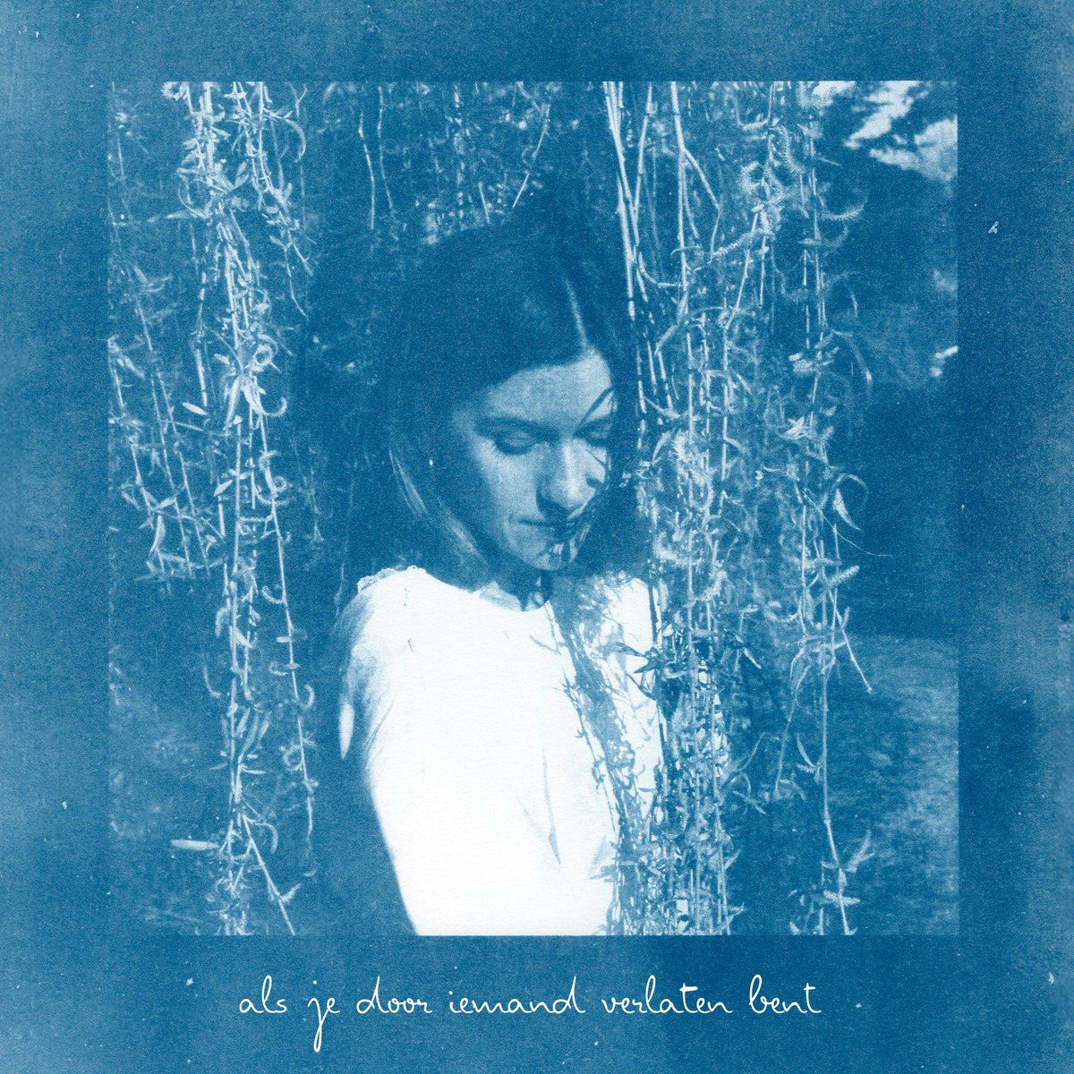 Daar is ze dan! Het artwork voor mijn nieuwe single ‘Als Je Door Iemand Verlaten Bent’ die uitkomt op 17 November 💭❤️‍🩹 PRE-SAVE NU VIA lnk.fuga.com/juliet_alsjedo… 👈
🖼️ gemaakt door kunstenares IJda Smits en fotograaf Gian Levi Schrouff ✨