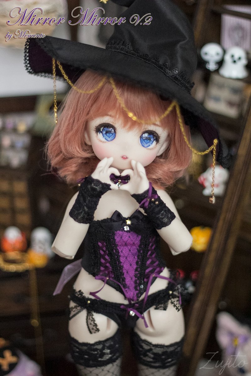 LusciousMoonBJD's tweet photo. 「鏡よ鏡よ鏡さん 世界で一番美しいのは誰？」 KUMAKOちゃんの邪悪な女王様の新作コルセットコレクションです。

デザイナー ：フィオナ  (MementoのZujito)
ショッピングリンク : https://t.co/VjzD2Igr3N

#Kumako #Kumakoちゃん #Kumako服 #Kumakoegg01 https://t.co/JjR9vmRkuN