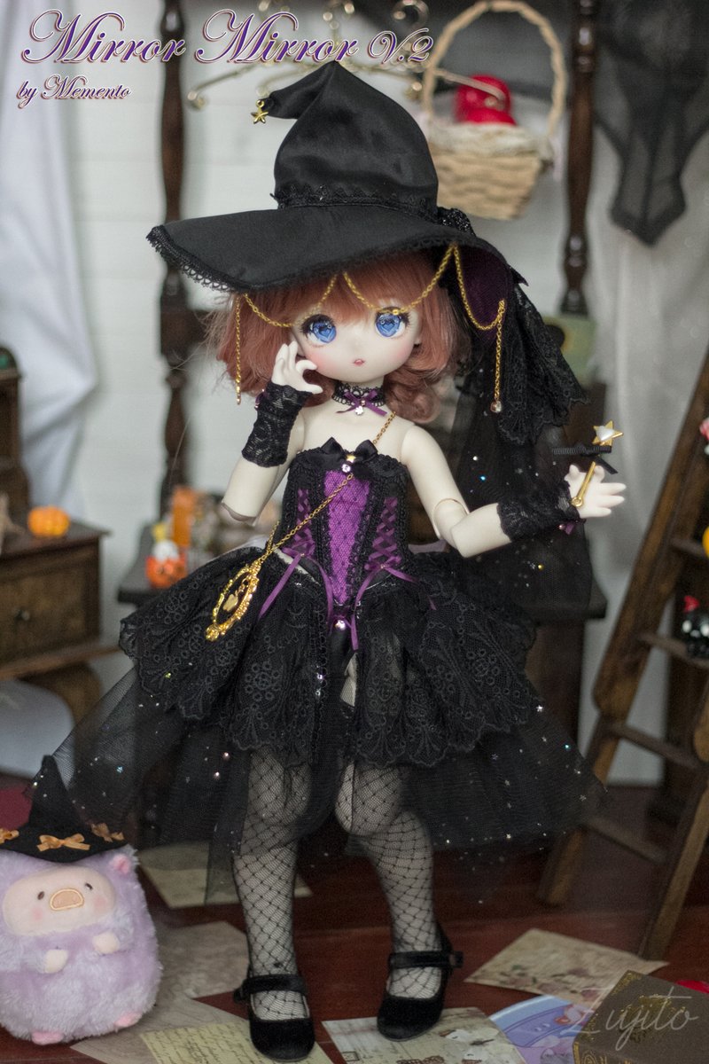 LusciousMoonBJD's tweet photo. 「鏡よ鏡よ鏡さん 世界で一番美しいのは誰？」 KUMAKOちゃんの邪悪な女王様の新作コルセットコレクションです。

デザイナー ：フィオナ  (MementoのZujito)
ショッピングリンク : https://t.co/VjzD2Igr3N

#Kumako #Kumakoちゃん #Kumako服 #Kumakoegg01 https://t.co/JjR9vmRkuN