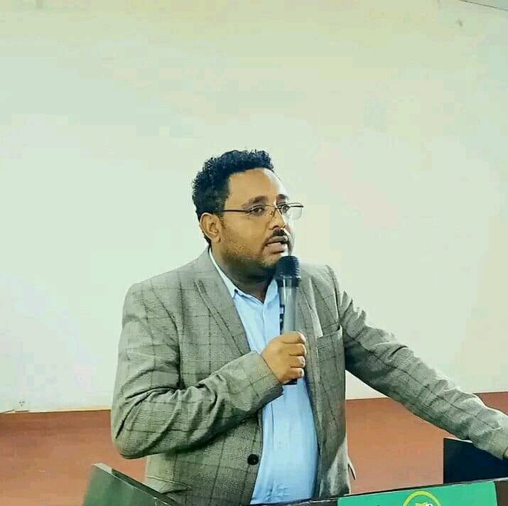 Amhara_GCAO's tweet photo. "በአማራ ክልል ከተከሰተው ድርቅ ጋር ተያይዞ በሰው እና
በእንስሳት ላይ ጉዳት እንዳይደርስ ጥረት አየተደረገ ነው"
ድረስ ሳኅሉ (ዶ.ር)
በምክትል ርእሰ መሥተዳድር ማዕረግ የአማራ ክልል የገጠር ልማት ዘርፍ አስተባባሪ እና የግብርና ቢሮ ኀላፊ https://t.co/hOswDR4tFG