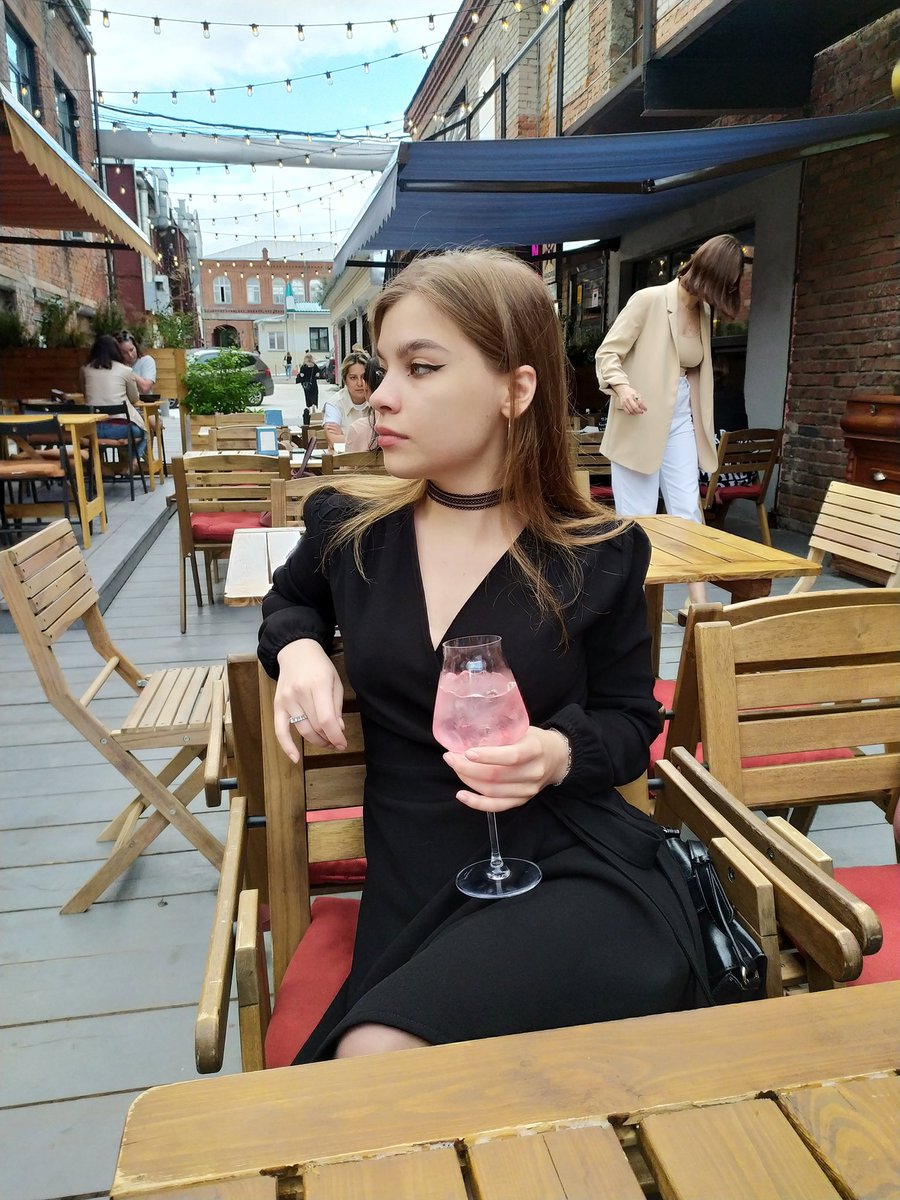 polinallmalina's tweet photo. а моё лицо когда-нибудь меняться собирается? разница между фото 5 лет 🤡 https://t.co/pDbUTIg6Pp