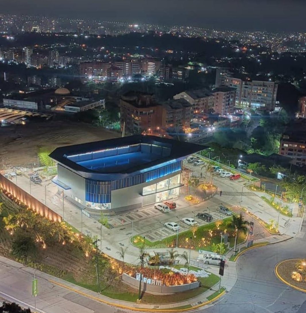 Capote_Marcos's tweet photo. Fui a ver el nuevo Farmatodo en Los Naranjos, más allá de todo lo que se ha bromeado porque parece un estadio por fuera, es otra gran inversión de la empresa en Venezuela.
En un año duro, leí que serán más de 10 nuevas tiendas para llegar a casi 200, generando 6.000 empleos.

Farmatodo es una empresa ejemplar con profesionales honestos que me enorgullece, tanto así que está compitiendo fuertemente en Colombia, un mercado muy complicado para compañías venezolanas.
No es perfecta, pero ojalá existieran muchas más así, es lo que debemos impulsar en el país.