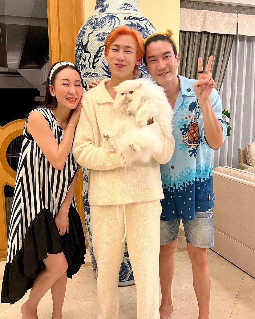 bambibammi's tweet photo. แล้วคือชุดนี้ทั้ง2สีเป็นของ half shadow อะเซตเดียวกันเลย น่ารักมากกกก คอลใหม่แหละ แต่หาไม่เจอว่าคอลไหน 🥲 ชุดน่ารักมาก บอกบุญพี่ทีคับแบม @BamBam1A #BAMBAM #뱀뱀 https://t.co/du41b2vrHQ