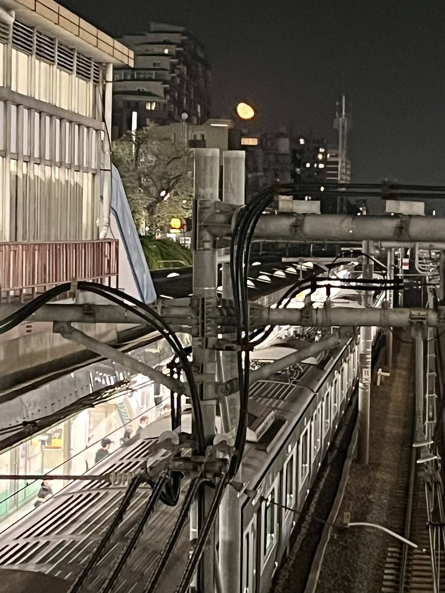 mayuintokyo's tweet image. #moon tonight above #Yamanote Line in #Tokyo