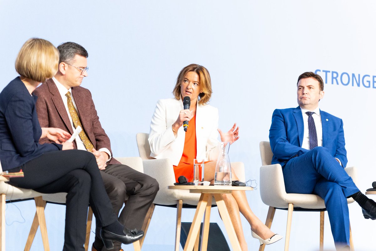 MZEZ_RS's tweet photo. "#BledPledge is an opportunity to think out of the box – for the #EU to show commitment to #enlargement and for the candidate countries to do their work. #Enlargement is a strategic commitment" - 🇸🇮 Minister @tfajon at 🇪🇺#EuropeConference. https://t.co/jnB9YU3WDq