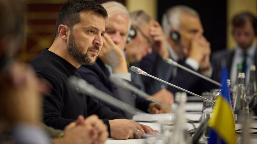 UkraineWorldEsp's tweet photo. La UE puede ver su apoyo a 🇺🇦 como una oportunidad de mejorar su prod. militar, elevar su perfil geopolítico, asegurar su vecindad y estabilizar el contorno y modus operandi de una 🇪🇺 más amplia. Conoce más en el art. de @DumoulinME @lykkefriis @GresselGustav @LeonidL en @ECFR 1/ https://t.co/P18Zm7kgjk