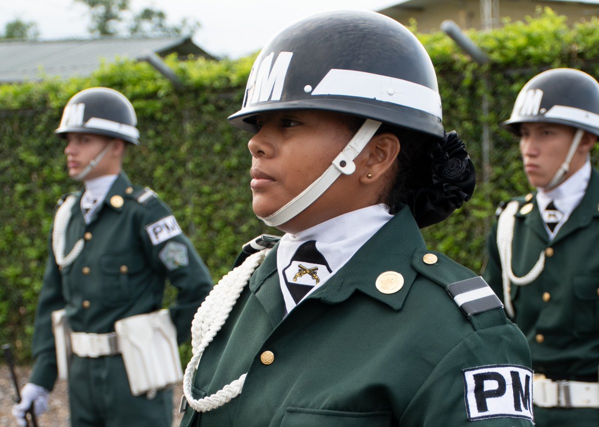 Ejercito_Div4's tweet photo. Última convocatoria del año para prestar servicio militar. Los hombres y mujeres que se incorporen al @COL_EJERCITO contarán con una bonificación del 50% de un (SMLMV), apoyos académicos, entre otras ventajas que fortalecerán su proyecto de vida.

#IncorpórateAlEjército https://t.co/yifNd8Ac1H